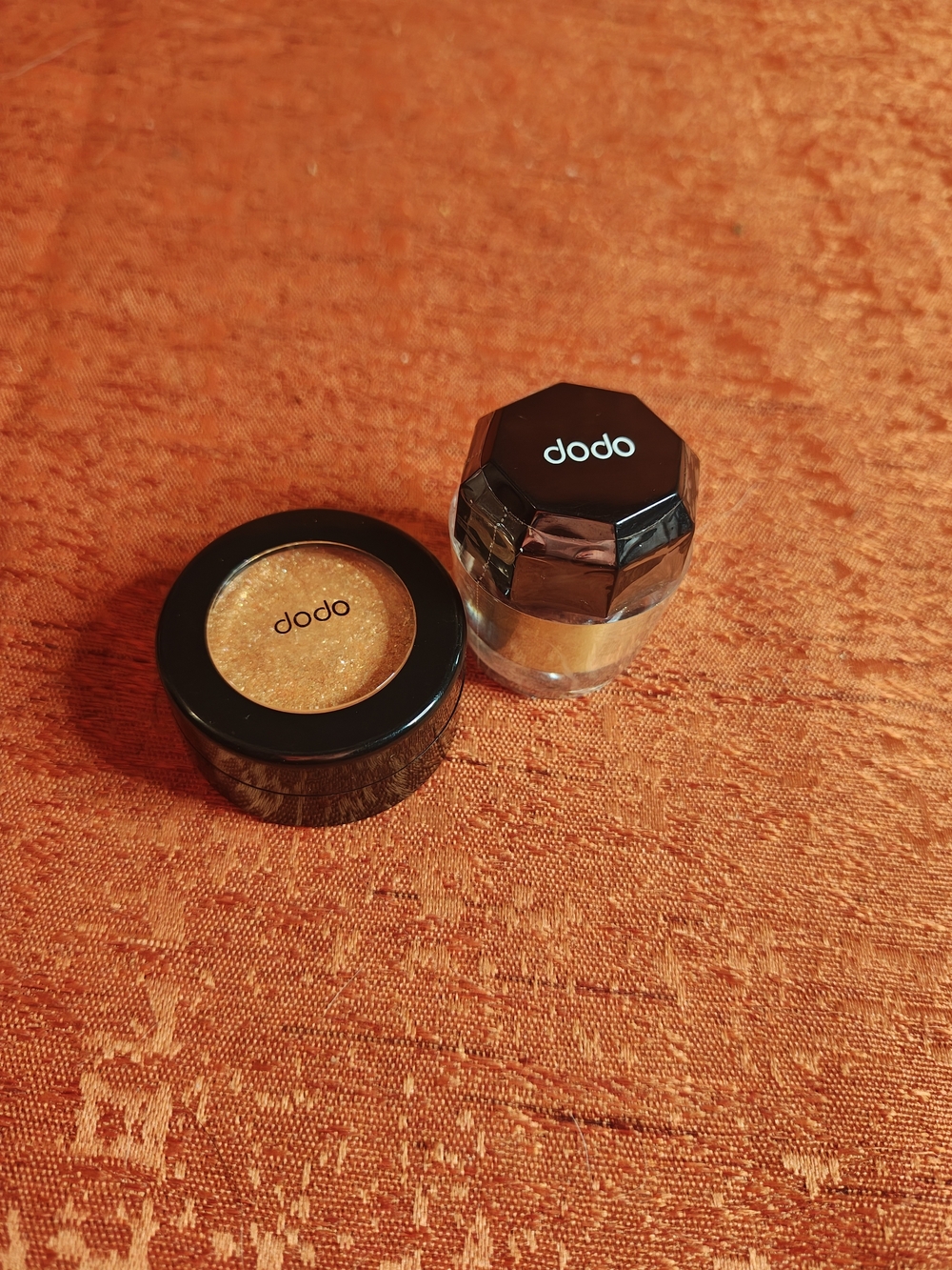 Shimmering Orange-Gold Eyeshadow - Radiant Lid Color